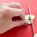 ニンニクは潰して香りを立たせ、さらに細かく刻みます