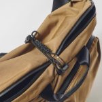 アッソブ トートショルダーL　「ガシガシ使える素材使いと大容量がポイント。またファスナーを開けたまま簡易で口元が閉じられる、コードのバックルが個人的にはお気に入り」（飯塚さん）