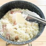 味の調整ができたら麺が少し硬いくらいで火を止め、最後に無塩バターを入れてコクを追加。発酵タイプの無塩バターがあれば、さらに風味がよくなります