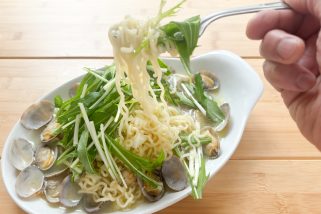 【即席ラーメン絶品アレンジ】「サッポロ一番 塩らーめん」が激変！超簡単“アサリのうまみたっぷりボンゴレビアンコ”のレシピを大公開