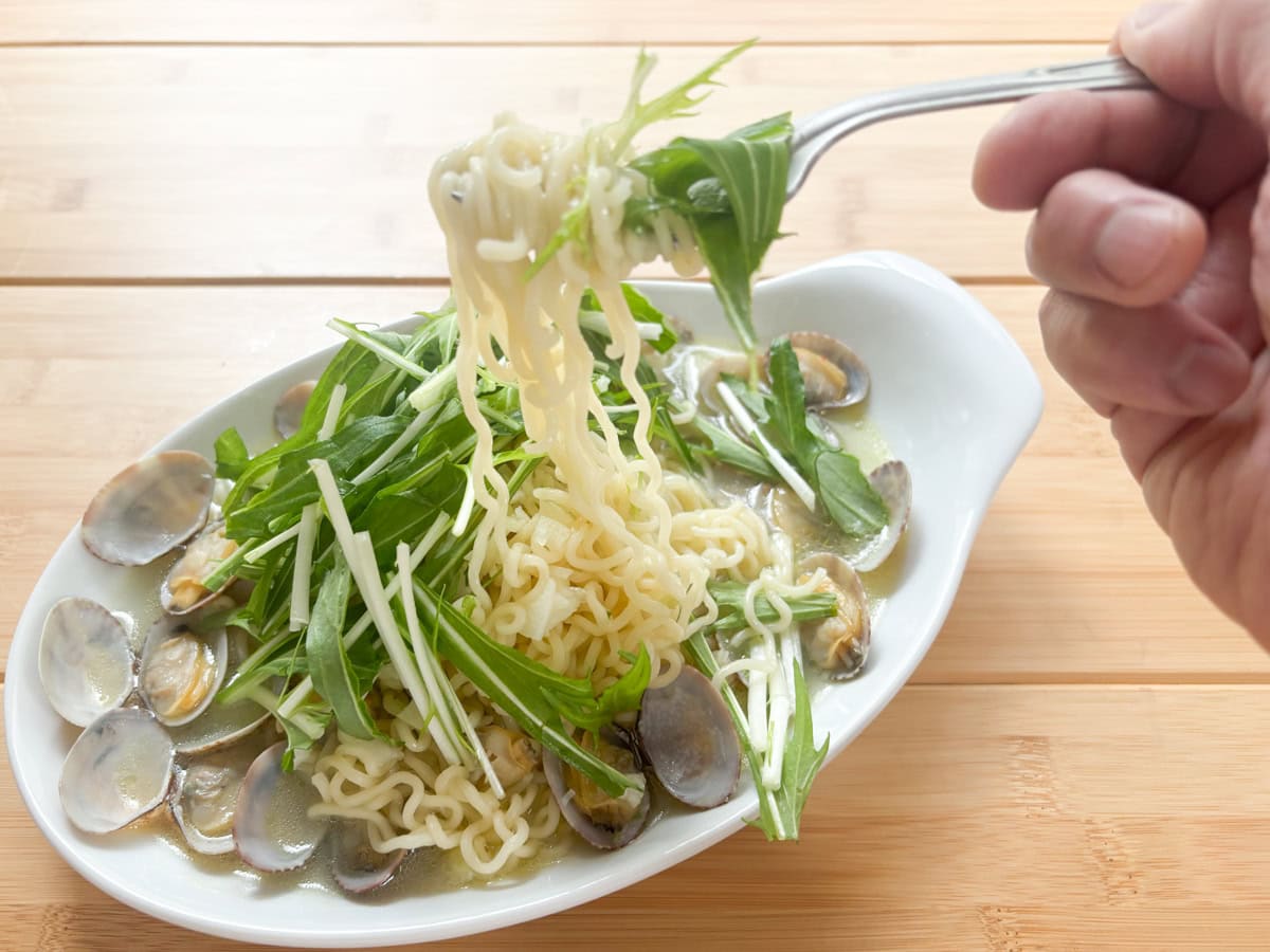 実食して口に飛び込んでくるのは、たしかにイタリアンパスタのド定番であるボンゴレビアンコの味
