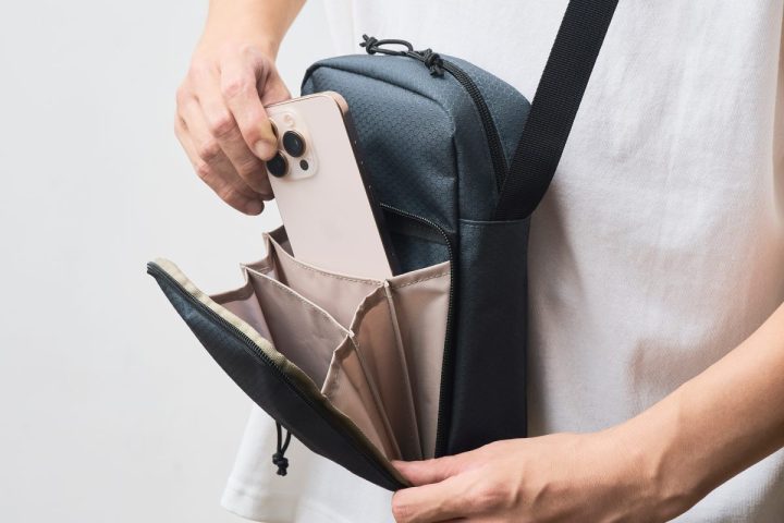 「セブン‐イレブン限定の人気No.1付録」コールマンのショルダーバッグは“じゃばらポケット”がとにかく便利なんです！
