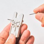 専用フックとピンで設置