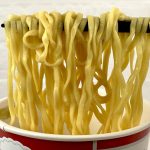 ナガトヤ　ミャクメン／麺は中太で平たいコシのあるフライ麺