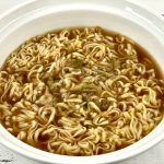 日清食品　お椀で食べるカップヌードルたこ焼き／かやくはキャベツ・紅生姜・味付け卵がトッピングとして採用されています