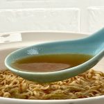 日清食品　お椀で食べるカップヌードルたこ焼き／スープを飲んでビックリ！たこ焼きにかける甘辛ソースがスープとなって飛び込んできます