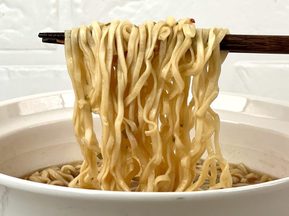 日清食品　お椀で食べるカップヌードルたこ焼き／麺はいつもお馴染みのカップヌードルの麺です。平打ちフライ麺がスープと絡んでおいしいのですが、今までにないテイストなので最初の数口はちょっと混乱