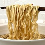 日清食品　お椀で食べるカップヌードルたこ焼き／麺はいつもお馴染みのカップヌードルの麺です。平打ちフライ麺がスープと絡んでおいしいのですが、今までにないテイストなので最初の数口はちょっと混乱