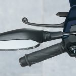 左側のブレーキレバーを握ると、フロントブレーキとリヤブレーキが同時に作動し安定した制動をサポートしてくれるコンバインドブレーキ