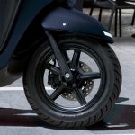 フロント12インチ、リヤ10インチのホイールとダンロップ製のD307Nタイヤの組み合わせ