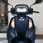 クラシカルな雰囲気が漂うメッキ仕上げのヘッドランプリムとヘッドランプ下に配置し、U字型に発光する特徴的な形状が特徴的なフロントポジションランプ