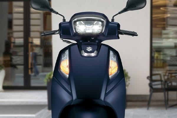 クラシカルな雰囲気が漂うメッキ仕上げのヘッドランプリムとヘッドランプ下に配置し、U字型に発光する特徴的な形状が特徴的なフロントポジションランプ
