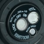 盗難やイタズラを防いでくれるワンプッシュでシャッターが閉じるキーシリンダー