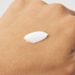 スキンセラムのテクスチャーは、クリームのようなリッチ感と美容液のみずみずしさを併せ持ったもの