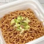 第1位　「このカップ麺、ヤバうますぎる」即席麺マニア絶賛！夏におすすめ“汁なし”限定カップ麺ベスト3【1位はわかめがハンパない無限まぜそば】