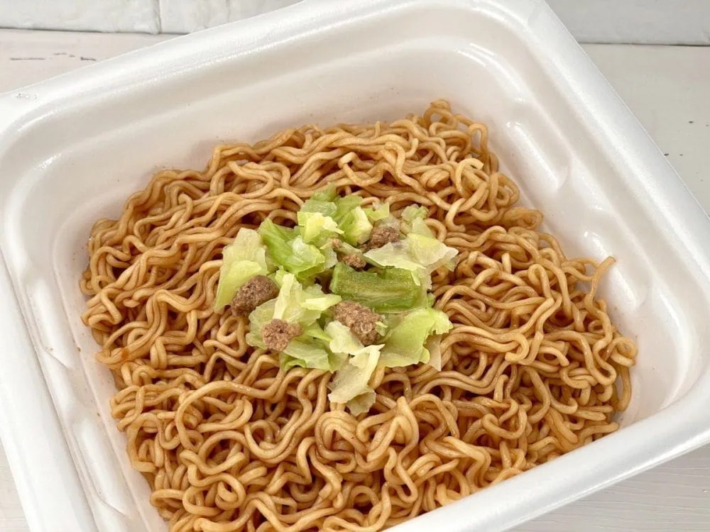 第1位　「このカップ麺、ヤバうますぎる」即席麺マニア絶賛！夏におすすめ“汁なし”限定カップ麺ベスト3【1位はわかめがハンパない無限まぜそば】