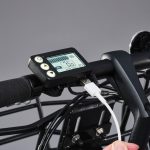 視認性に優れ、USBポートを備え、スマートフォン等の充電も可能なスイッチパネル（メーター）や網目の間隔を狭くして荷物の落下を抑制したデザインを採用したスタイリッシュなバスケット、小型ながらも夜間走行の安全性を確保できるヘッドライト、そして雨天時や雨上がりの際の泥等の跳ね上がりを防止してくれるフルカバータイプのフェンダーも全体のデザインとのバランスにこだわり仕上げられ、見た目も機能もスマートに仕上げられている。