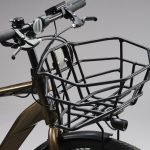 網目の間隔を狭くして荷物の落下を抑制したデザインを採用したスタイリッシュなバスケット