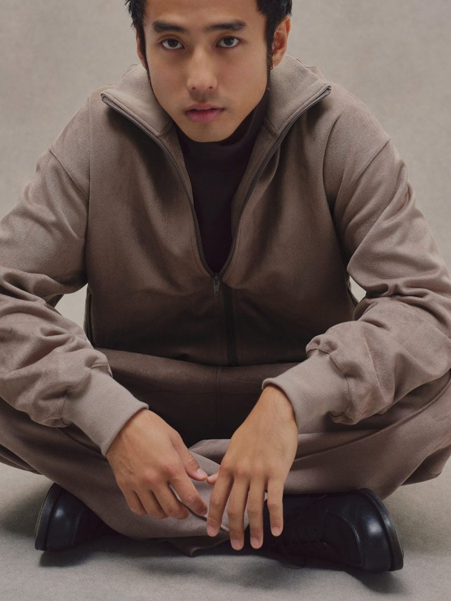 メンズビギ「SUEDE LIKE TRACK JACKET」￥26,400、メンズビギ「SUEDE LIKE TRACK PANTS」￥22,000