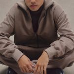 メンズビギ「SUEDE LIKE TRACK JACKET」￥26,400、メンズビギ「SUEDE LIKE TRACK PANTS」￥22,000