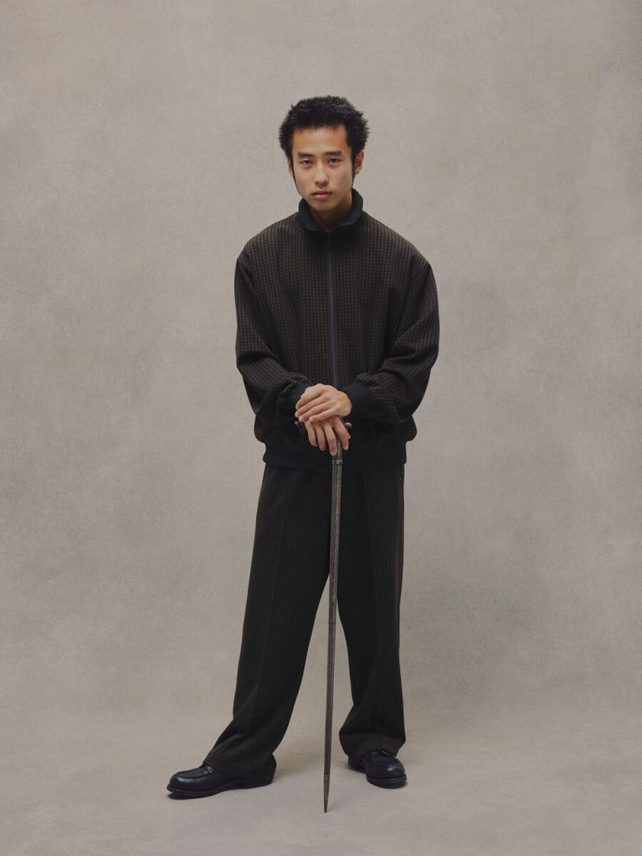 メンズビギ「HOUND'S TOOTH TRACK JACKET」￥26,400、メンズビギ「WOOL HOUND'S TOOTH WIDE PANTS」￥30,800