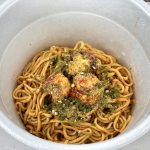 エースコック　大阪たこ焼き味焼きそば／見た目はかなりリアルな「たこ焼き」に見えます