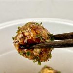 エースコック　大阪たこ焼き味焼きそば／なかなかビジュアルはもうたこ焼きです。あおさと紅生姜のふりかけをかけることでグッとたこ焼き感が増します