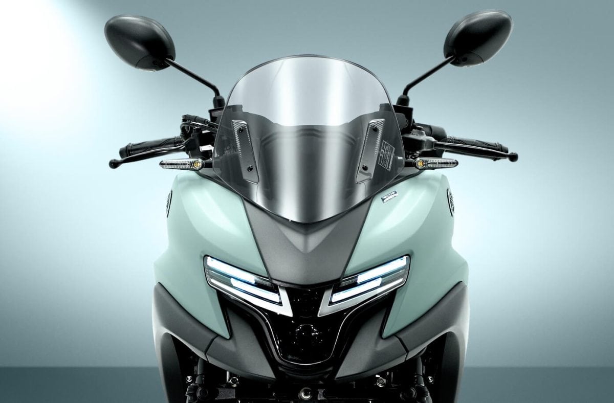 フロントマスクは縦2灯のLEDヘッドランプと左右2段階にレイアウトした新設計のLEDポジションランプの組み合わせによって、精悍かつ存在感を主張する表情に