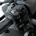 メーター内の表示項目は、左ハンドル横にあるスイッチで直感的に切替可能となっている