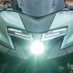 樹脂製フェンダーやルーフレールを想起させるタンデムグリップ、新デザインのLEDヘッドランプなどを採用
