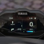 アプリのナビ機能と連携して進行方向を矢印アイコンや距離などで表示する