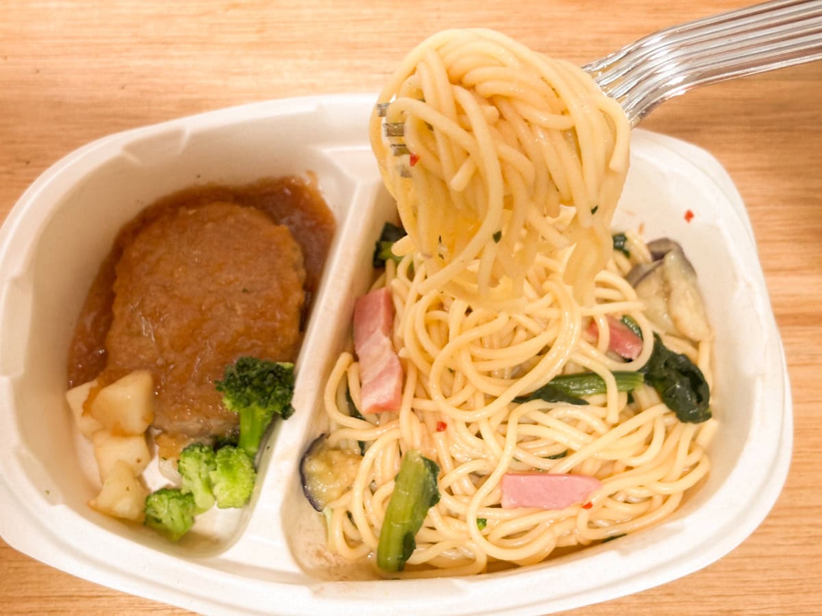 「和風おろしハンバーグ&香味醤油スパゲティ」のスパゲティには「本当に醤油入ってる?」と思うくらい色も味も淡い感じ