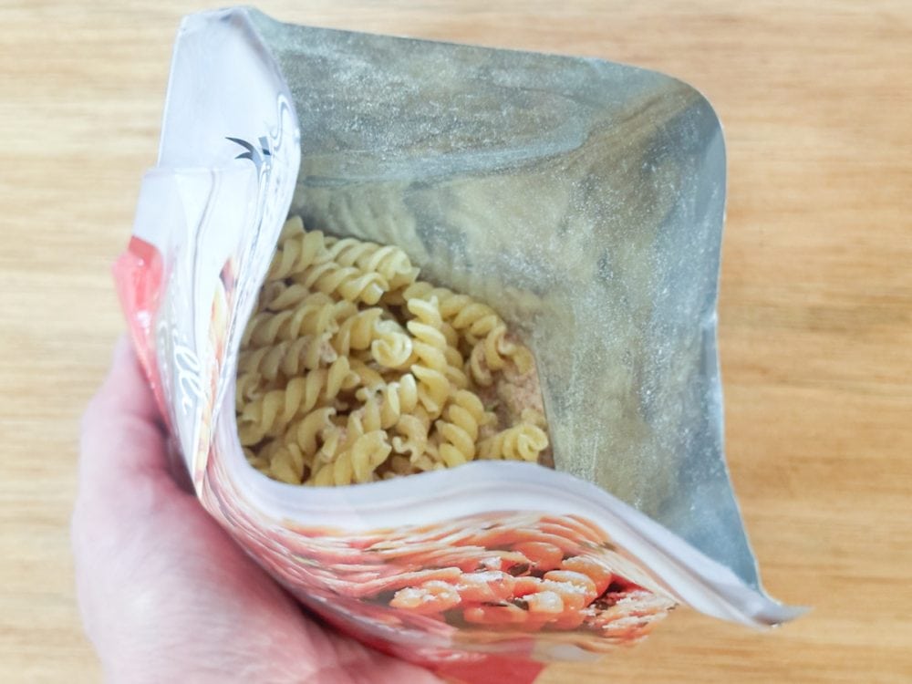 薬味は小分けされてなく、螺旋状の形をしたショートパスタ・フジッリと粉末スープがダイレクトに入っています