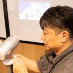 プロジェクター本体にバッテリーを内蔵してますが、実はスタンドにもバッテリーを内蔵してるので、スタンドを併用すれば2.5時間だった映像の視聴が5時間へと拡張