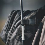 サイドには、ロッドベルトストラップを配し、釣行時に必要なロッドやギアをスマートに固定・収納することが可能