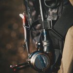サイドには、ロッドベルトストラップを配し、釣行時に必要なロッドやギアをスマートに固定・収納することが可能