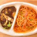 「煮込み焼ハンバーグ&ナポリタン」の電子レンジの加温時間は、500wで7分20秒〜7分40秒、600wで6分20秒〜6分40秒