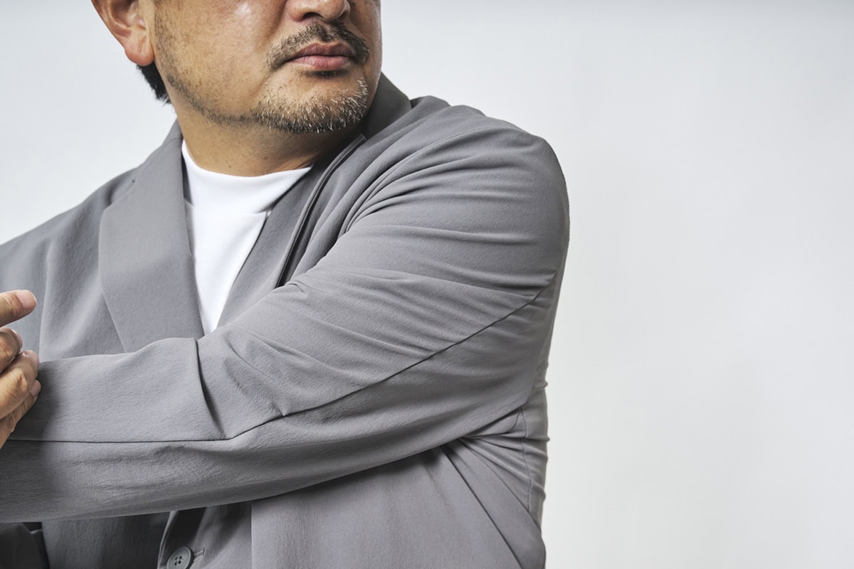 仕事も休日もこれ1着でOK」ニューバランス“NB GREY”のセットアップが