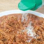 「トマト＆チーズパスタ」というメニュー名のわりにチーズの存在が薄いので、追粉チーズをたっぷりとトッピングしました