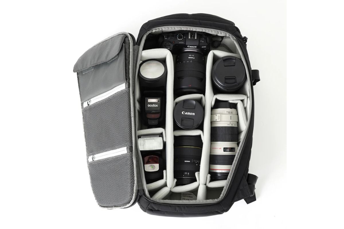 バッグ上部から素早くレンズ付き一眼レフカメラをとりだすことができる。柔らかい裏地付き