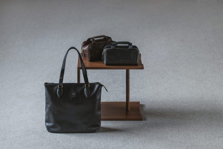 【一枚革の逸品バッグ】ガンゾ「サケット」がフルモデルチェンジ！A4サイズのトートなど5型をラインナップ