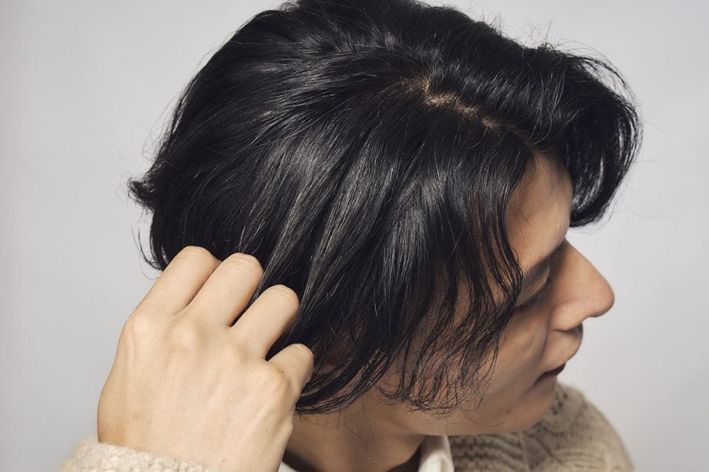 手ぐしを使い、束感を表現