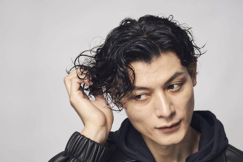 下から持ち上げるように揉み込む