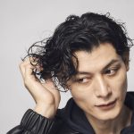 下から持ち上げるように揉み込む