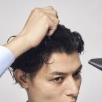 前髪を立たせたいなら、ドライヤーやコームを利用