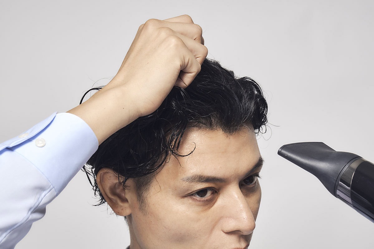 前髪を立たせたいなら、ドライヤーやコームを利用