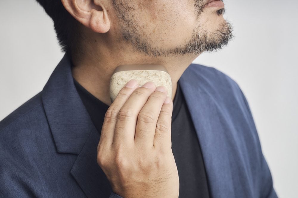 本体全体を手のひらで覆うように持ちながら操作するスタイル