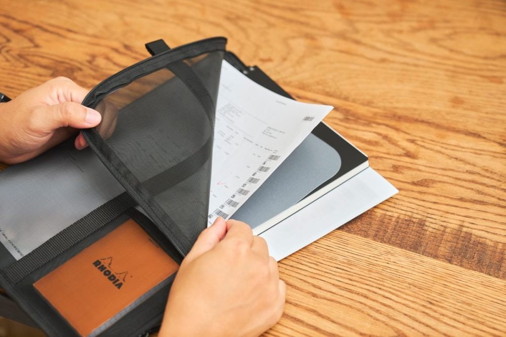 ナイロンメッシュ 縦型書類ケース・仕切り付 ￥690