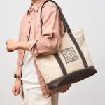 肩掛けできる長さのストラップ