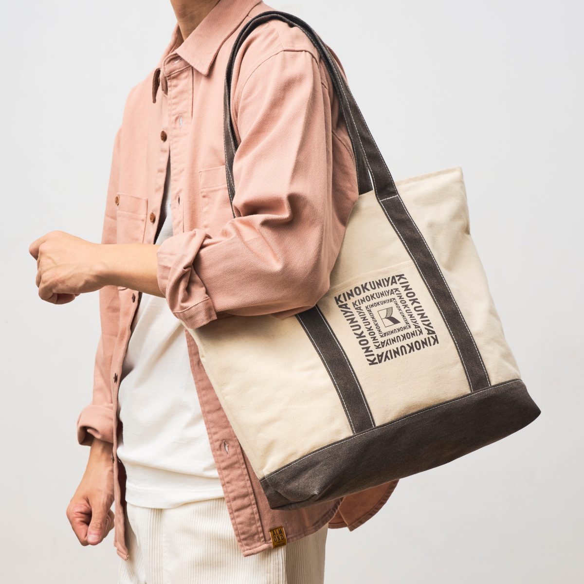 肩掛けできるので荷物が多くても心強い！